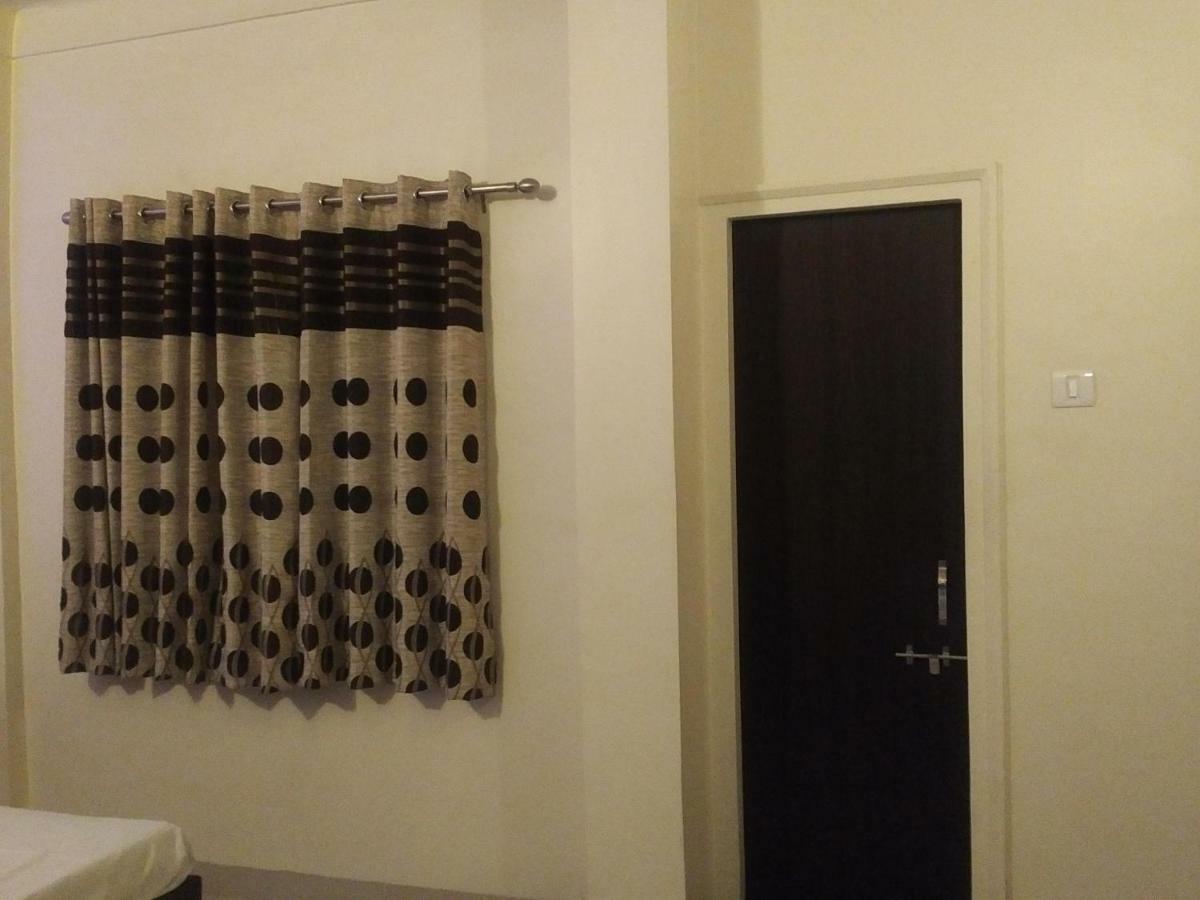 Hotel Rose Lodge Pune Bagian luar foto