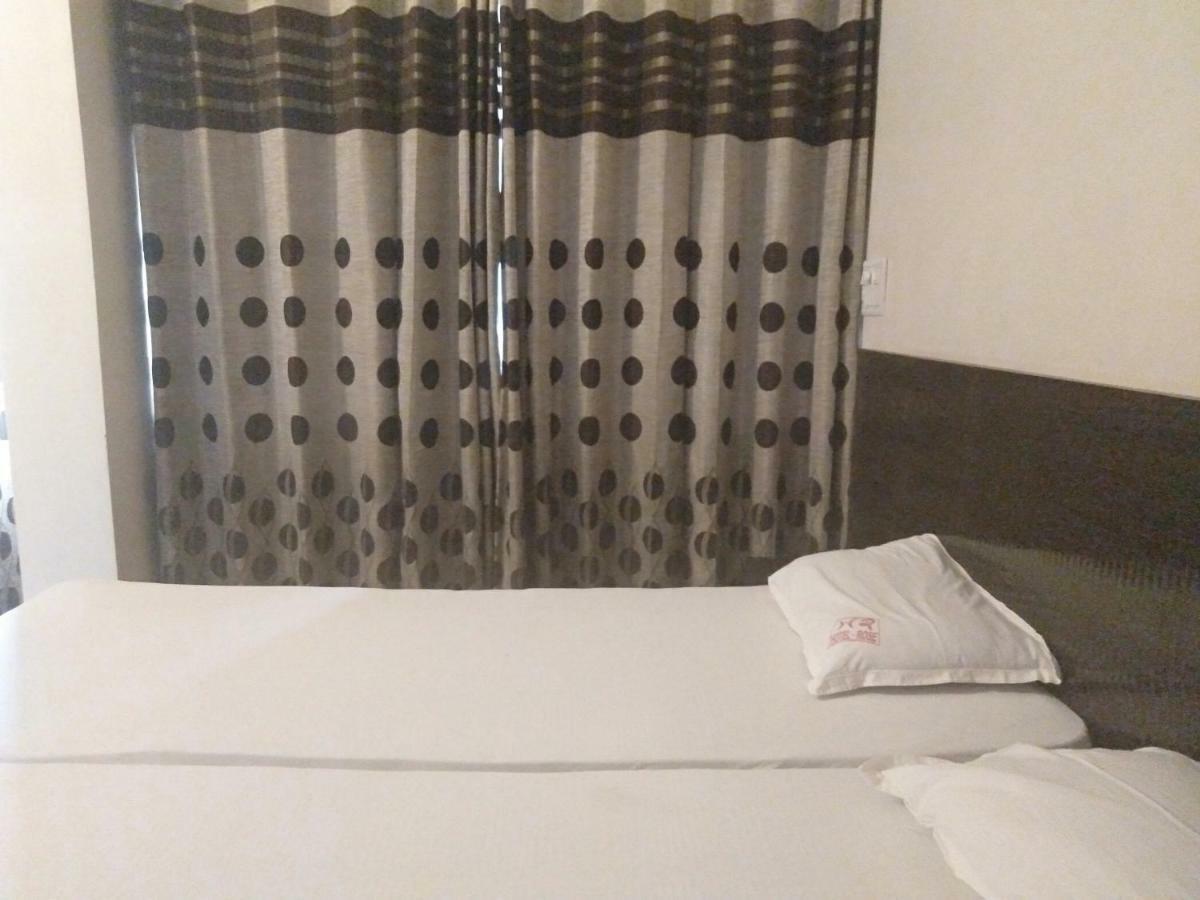 Hotel Rose Lodge Pune Bagian luar foto